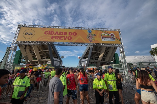 Folião chegando na entrada do Galo de Manaus