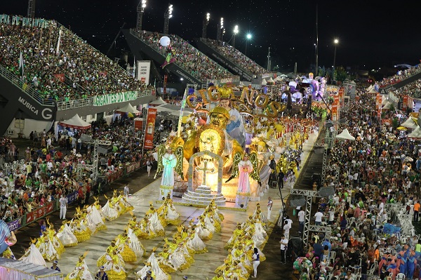 Carnaval no sambódromo de Manaus com bastante gente