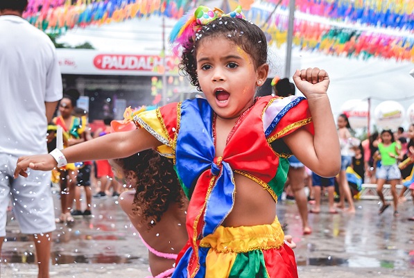 Ações carnavalescas como Oficina de Máscaras para crianças, atividades lúdicas
