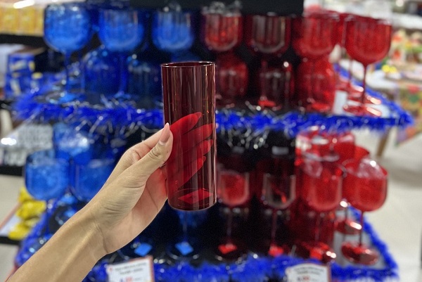 Alguns copos em vermelho e azul indicando a cor do seu bumbá ou Garantido ou Caprichoso