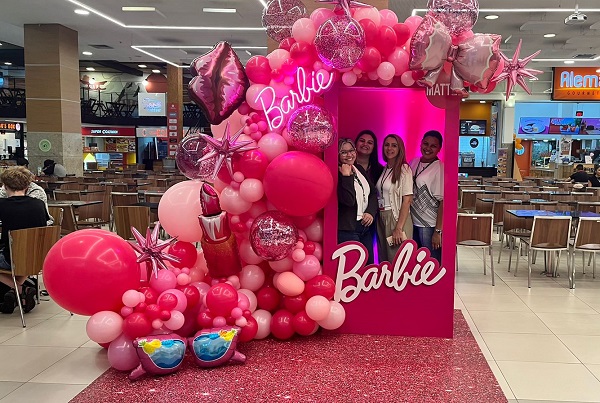 Fotos do público no espaço Barbie.
