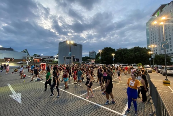 "Domingou" do Amazonas Shopping será em clima de "ressaca de Carnaval", com aulão de FitDance