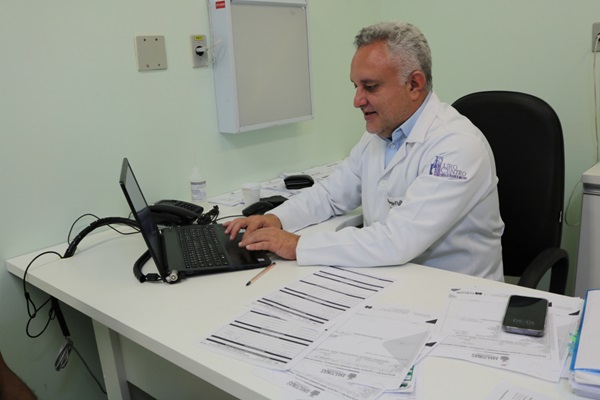 Lavar bem o pênis com água e sabão salva vidas, alerta FCecon