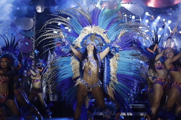 Caprichoso empolga durante ensaio em Parintins e emociona no Carnaboi em Manaus