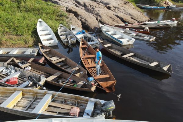 Comunidade indígena inteira viaja nove horas de rabeta para tirar documentos no Alto Marau (AM)