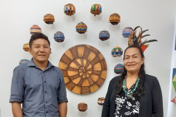 Exposição celebra o trabalho de dois expoentes das artes visuais da Amazônia