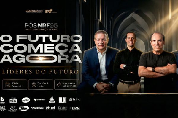 Card de divulgação do PÓS NRF 2026 com a frase o futuro começa agora e destaque para três homens com postura empresarial