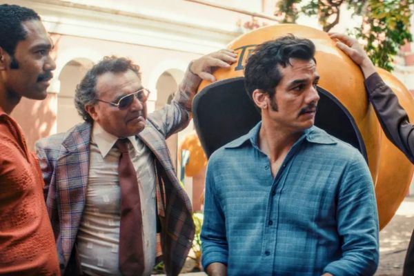 Atores do filme "O Agente Secreto", em uma das cenas que estão próximo ao "Orelhão"- um telefone público