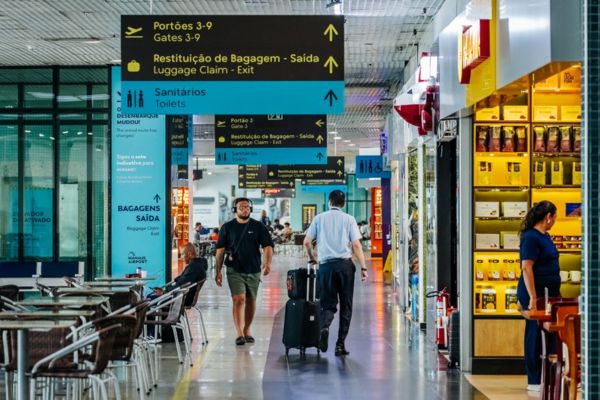 Passageiros em trânsitro no aqeroporto de Manaus