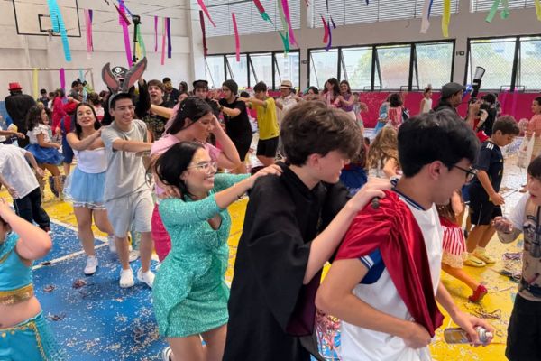 Crianças estão dançando ao ritmode carnaval, bastante felizes