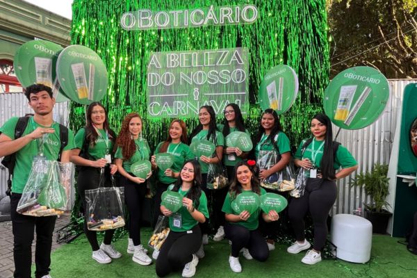Várias pessoas vestidas de verdade, atuando como ativadores da marca O Boticário