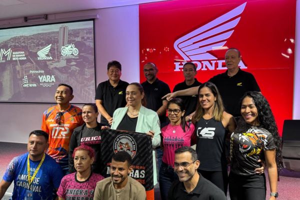 Diretores da Moto Honda e atletas em destaque na foto