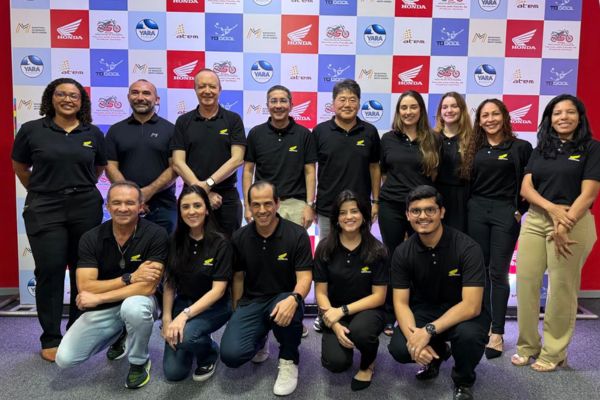 Diretores e funcionários da Honda com camisa preta, estilizada com o nome da empresa