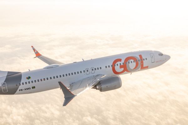 Mostra o Boeing 737 MAX 8 da GOL no ar
