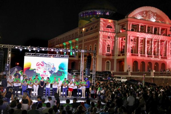 Show de outra edição do #toadas ao lado do Teatro Amazonas, iluminado de vermelho
