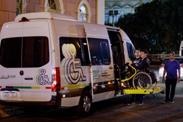Van adaptada para as pessoas com mobilidade reduzida.