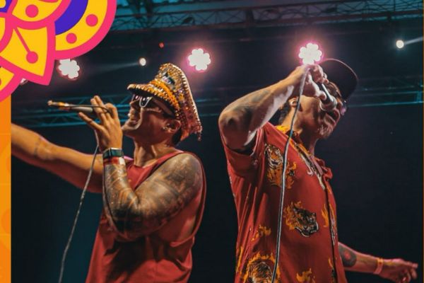 Integrantes da Banda Cauxi Eletrizado, no palco cantando