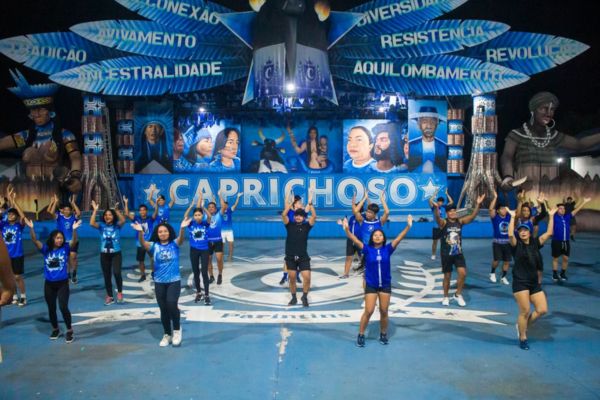 Dançarinos dos grupos de dança do Boi Caprichoso aparecem ensaiando para o Carnaval 2026