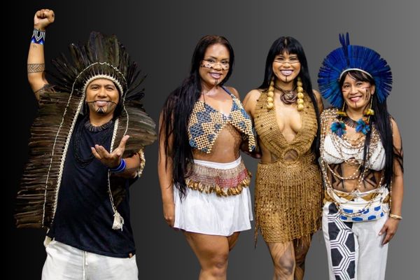 Erick Beltrão - Pajé do Boi Caprichoso, Jessica Maragua, Ira Maragua e Giovana Borari - Tuaxauas do Boi Caprichoso em destaque