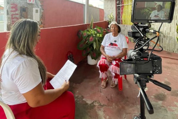 Cleumara Monteverde realizando uma entrevista para o documentário