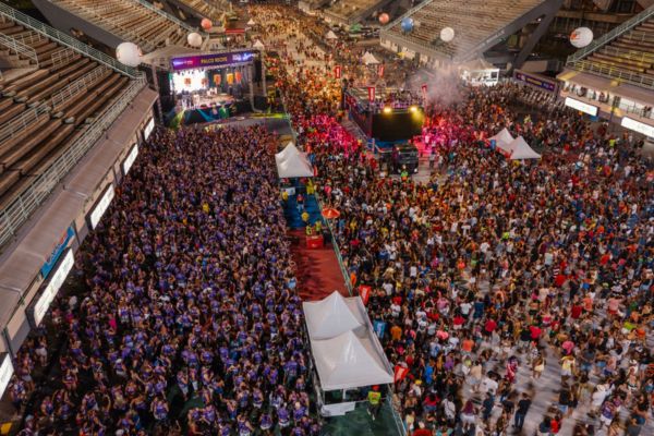 Sambódromo visto de cima, lotado com várias pessoas em uma festa de carnaval
