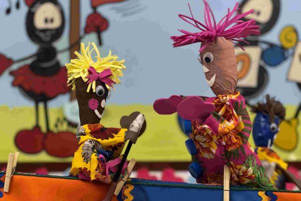 Em destaque, bonecos coloridos