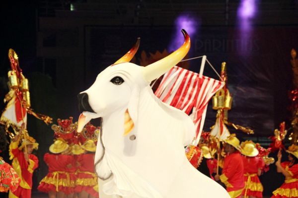 Boi Garantido se apresentando na arena do bumbódromo