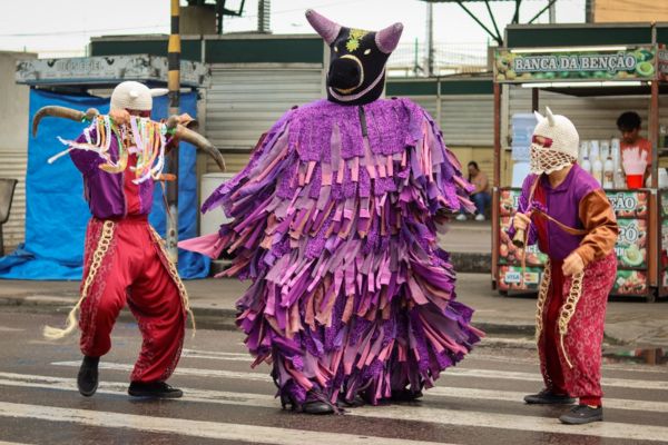 Integrantes da Cia Panorando estão estilizado, representando o espetáculo