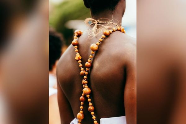 Foto vencedora do concurso Wiki Loves Cultura Popular em 2025 - (crédito: Por Michelly Matoss - Obra do próprio, CC BY-SA 4.0). Um homem de costas com dois colares trançado