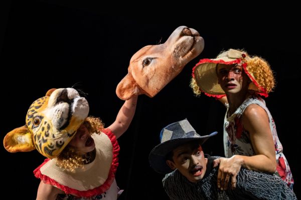 Personagens em cena do espetáculo Tucumã e Buriti