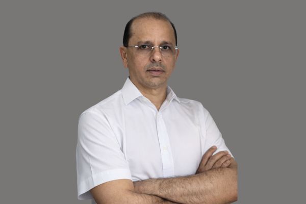 Luis Alberto Nicolau - Presidente do grupo Samel de camisa branca, sério e de braço cruzado