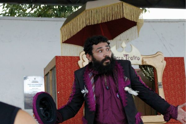 Marcos Efraim em cena, atuando de forma séria e espantada