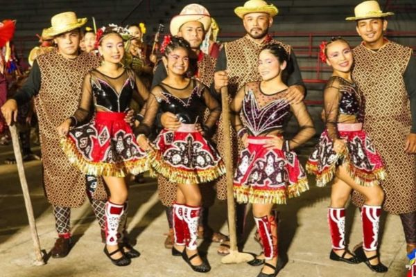 Integrantes do grupo de dança Guerreiros do Sertão, em pose para foto