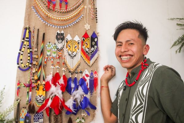 Artesão Richardson Pinedo mosgtarndo seus artesanatos