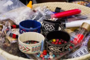 artesanatos multicoloridos