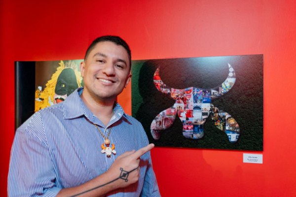 Victor Israel ao lado de sua obra em Homenagem aos Bois de Parintins, no MIS