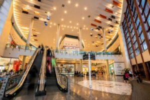 REgistro da parte nterna do manauara Shopping, bem iluminado, mostrando a escada rolante
