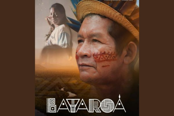 Capa do documnetário bayaroá, com destaque a um personagem indígena, com uma espécie de cocar e uma indígena um pouco mais distante