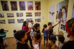 Crinaças da periferia visitam uma mostra de arte e ficam extasiados