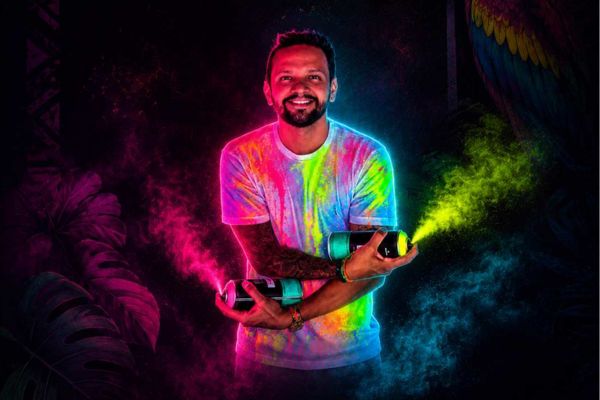 Artista Renner Cruz em destaque com duas tintas em spray