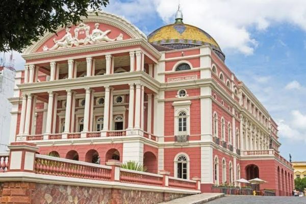 Destaque ao imponente Teatro Amazonas