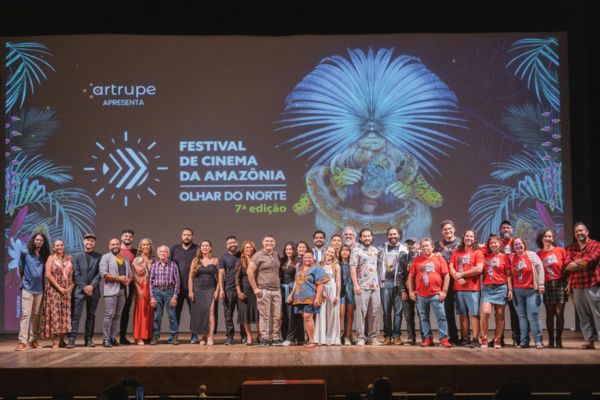 Organização e participantes da 7 edição do Festival de Cinema da Amazônia: Olhar do Norte em noite de premiação