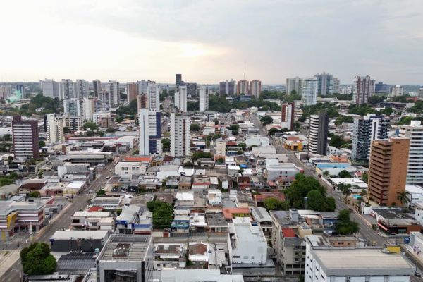 Visão aérea da cidade de Manaus em dia ensolarado