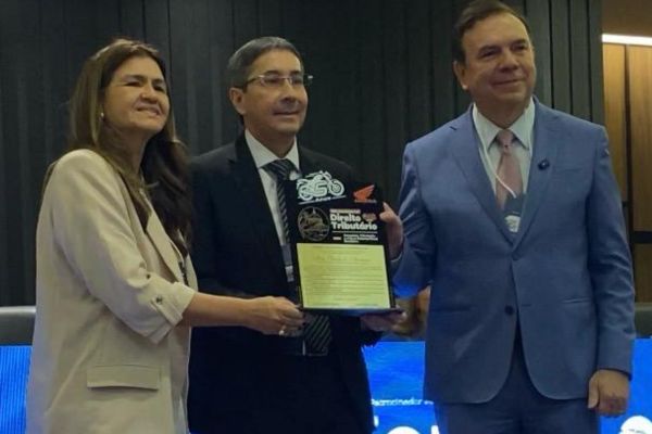Diretores da Moto Honda são homenageados VIII Congresso de Direito Tributário da OAB Amazonas,