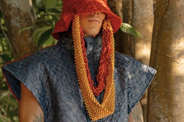 Modelo usando roupa da coleção Giganto