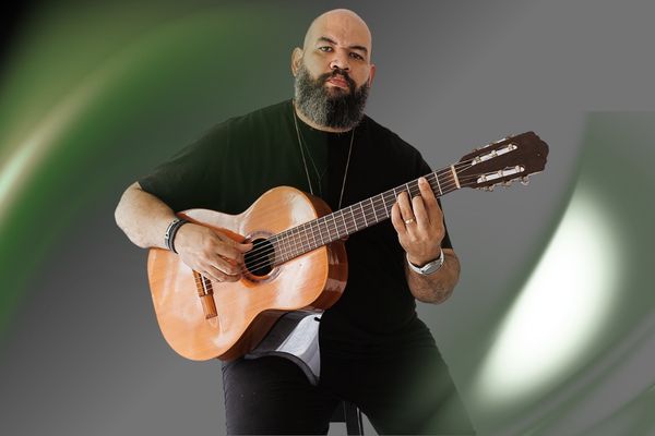 Jorjão Pampolha tocando violão